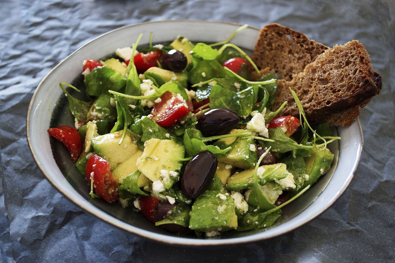 easy vegan salad recipe with avocado, tomatoes and more