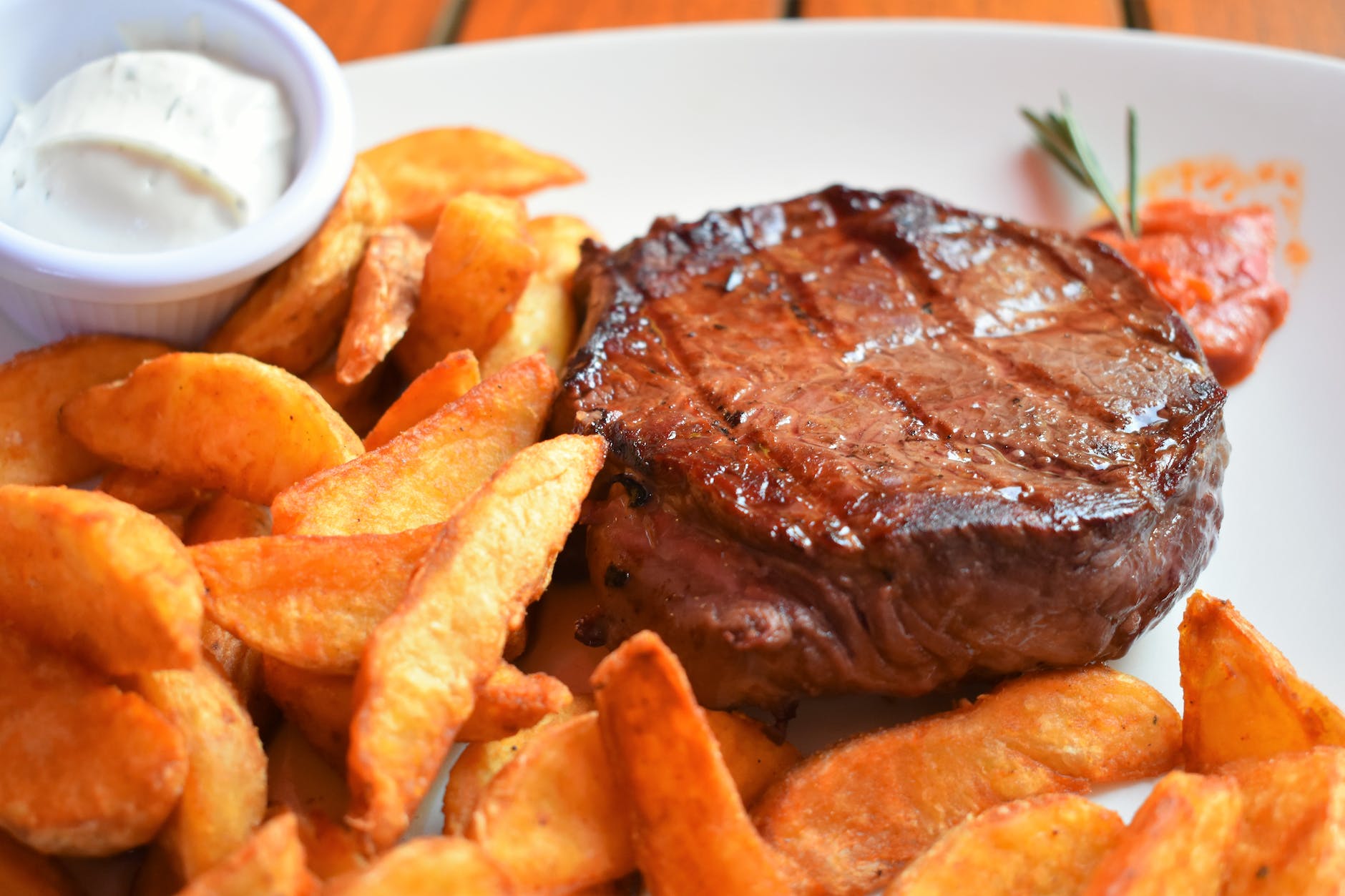 how to grill tenderloin steak with sweet potatoes and sauce.