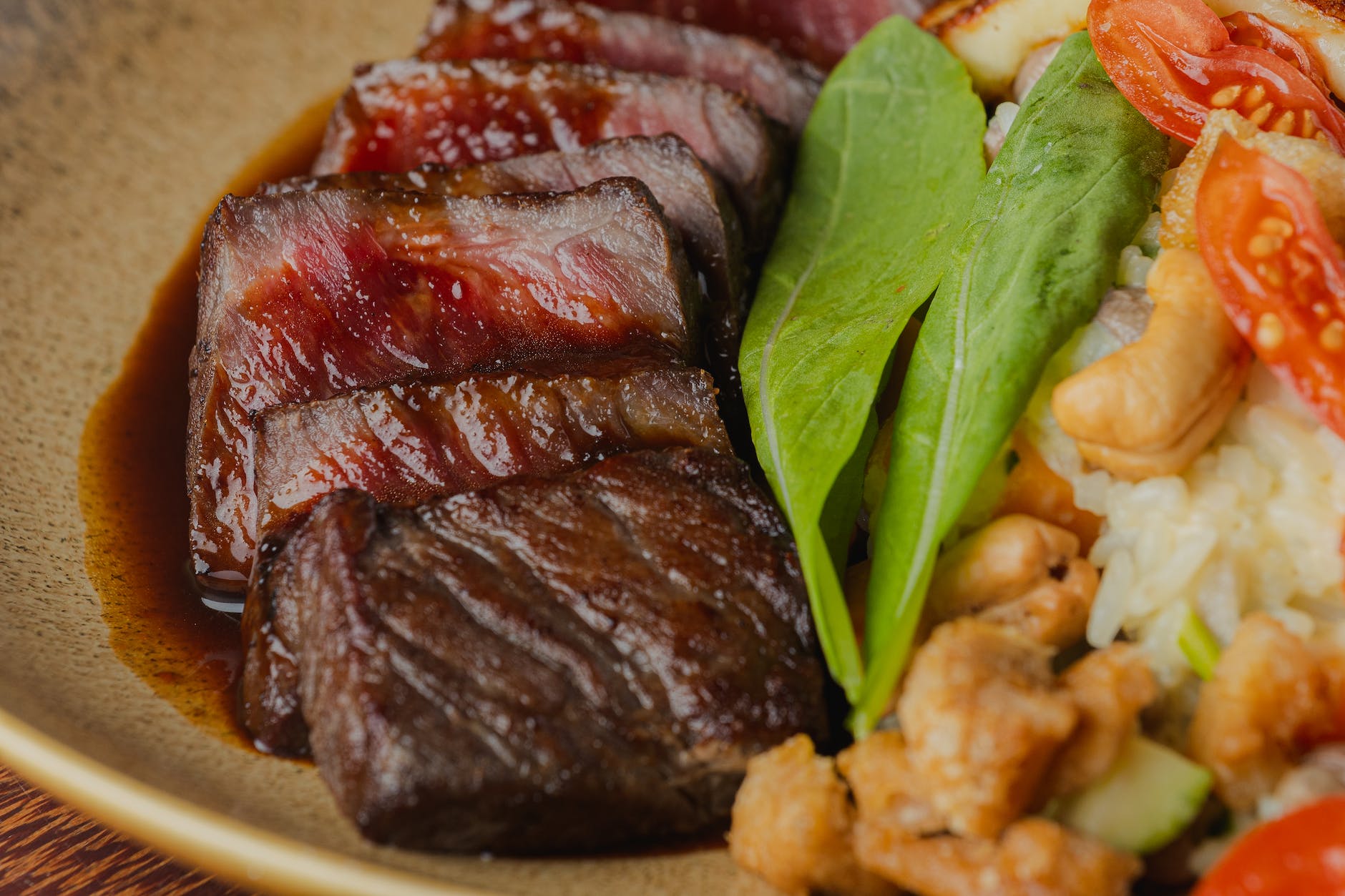 When it comes to grilling, Entrecot Angus is a versatile cut. It can be cooked to perfection whether you prefer rare, medium-rare, or well-done. With its robust flavor and tender texture