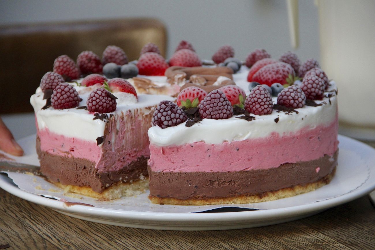Raspberry ice-cream cake 