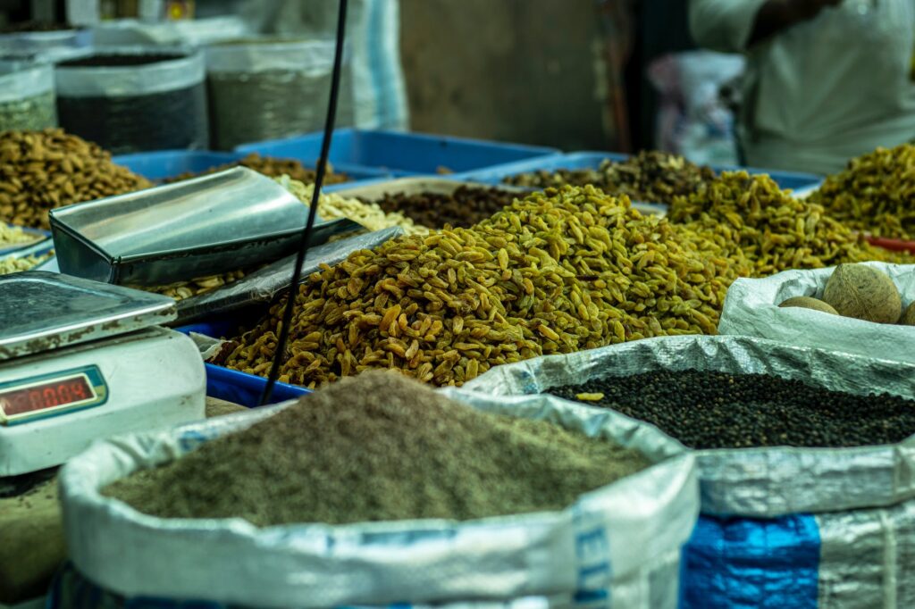 a complete guide to cardamom seeds: origins, recipes, & more
